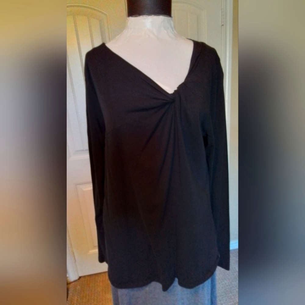 LONG SLEEVE TOP GATHERED IN FRONT.